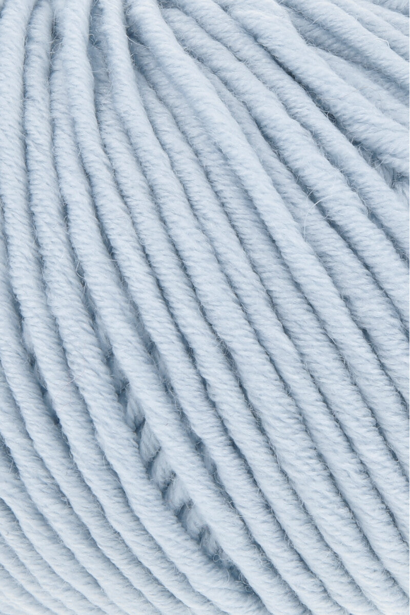 Lang Yarns Merino 50 – 100g / 90m – Baby Blue (0220) – detail