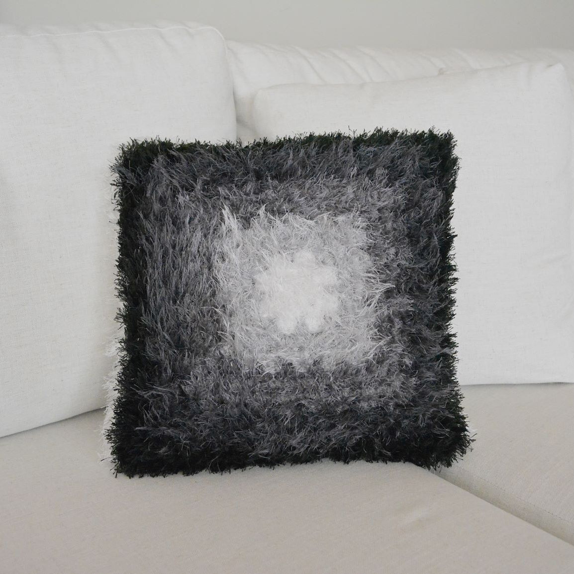 Circulo Natural Luxury Decor - Fluffy Effect Yarn, 180 m / 280 g - Black textured pillow on a white sofa
