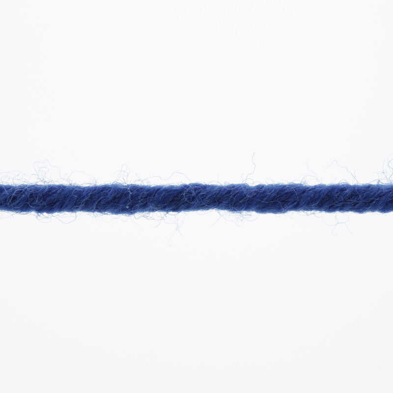 Lang Yarns Merino+ – 50g / 90m – Royal (0010) – yarn texture