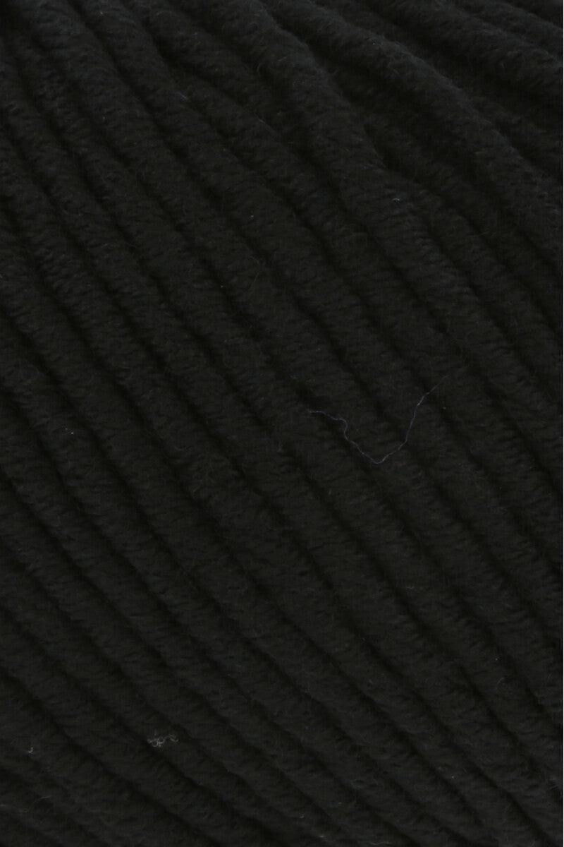 Lang Yarns Merino 50 – 100g / 90m – Black (0004) – detail