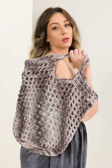 Círculo Natural Cotton Multicolor 4/6 – Cotton Yarn (226 m / 200 g) – A woman wearing a chunky, open-knit crocheted shoulder bag or tote in a heathered gray and taupe color, styled over a beige top and dark gray pants against a plain off-white background.