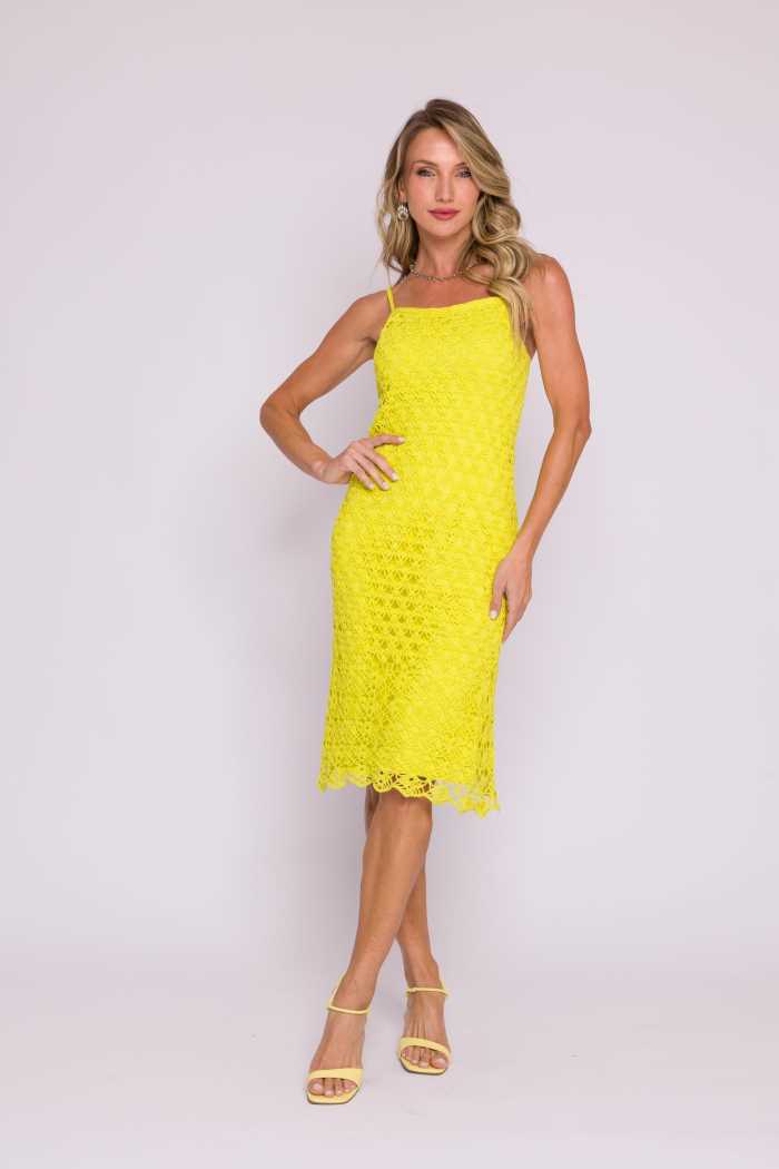 Circulo Clea 100% Cotton Yarn, 1000m/151 gr - Woman wearing a yellow lace dress against a white background
