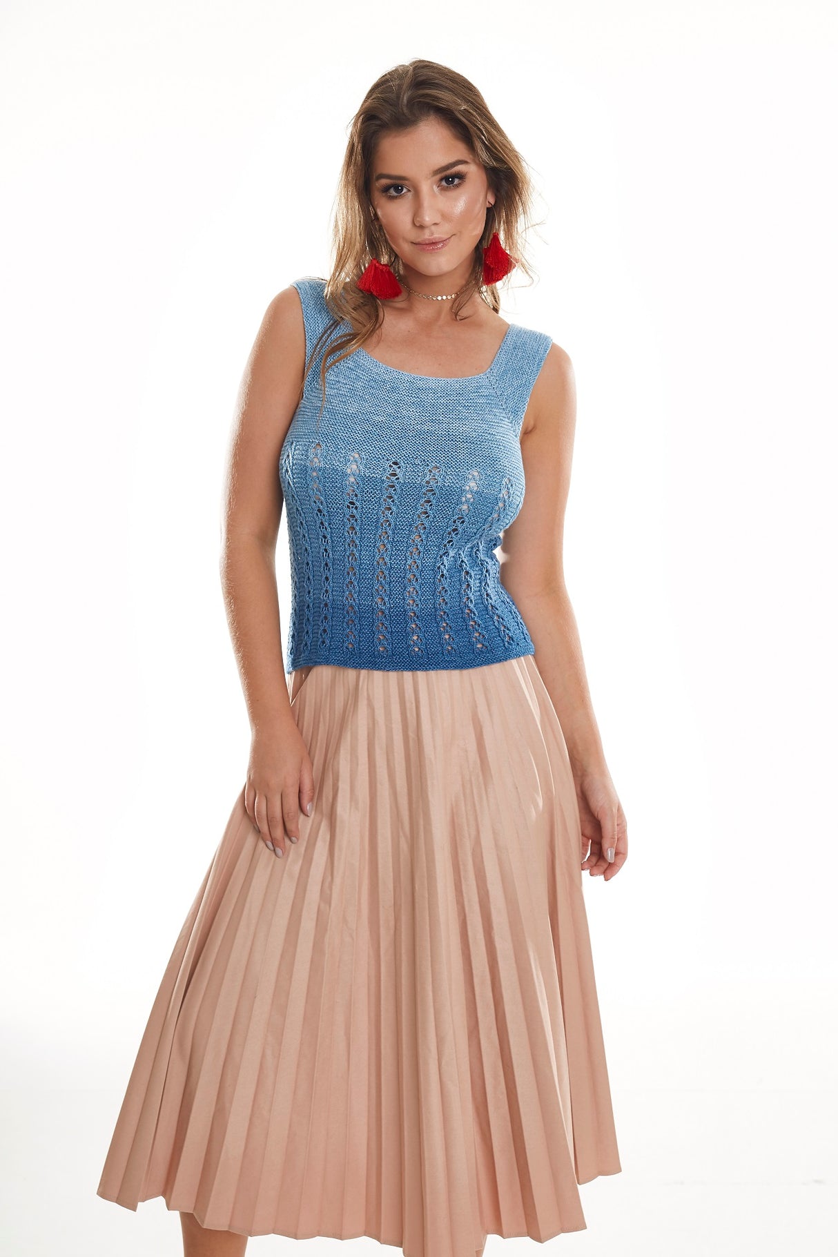 Circulo Prisma - Gradient Cotton Acrylic Yarn, 600m / 150g - Woman wearing a blue sequined top and beige pleated skirt on a white background