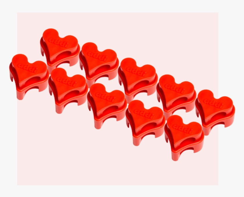 addiToGo Stitch Holders, 10 pcs., small - Red heart-shaped stoppers on a pink background
